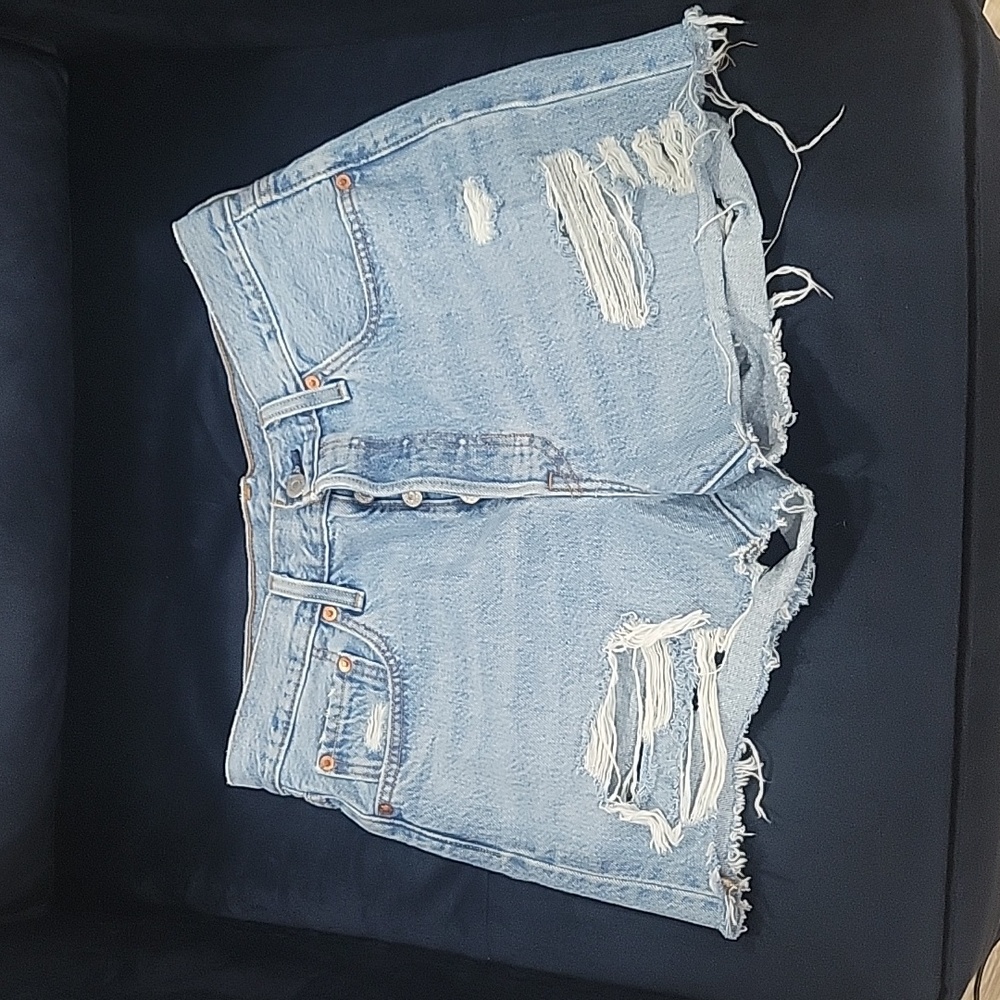 Levi 501 distressed shorts size 29